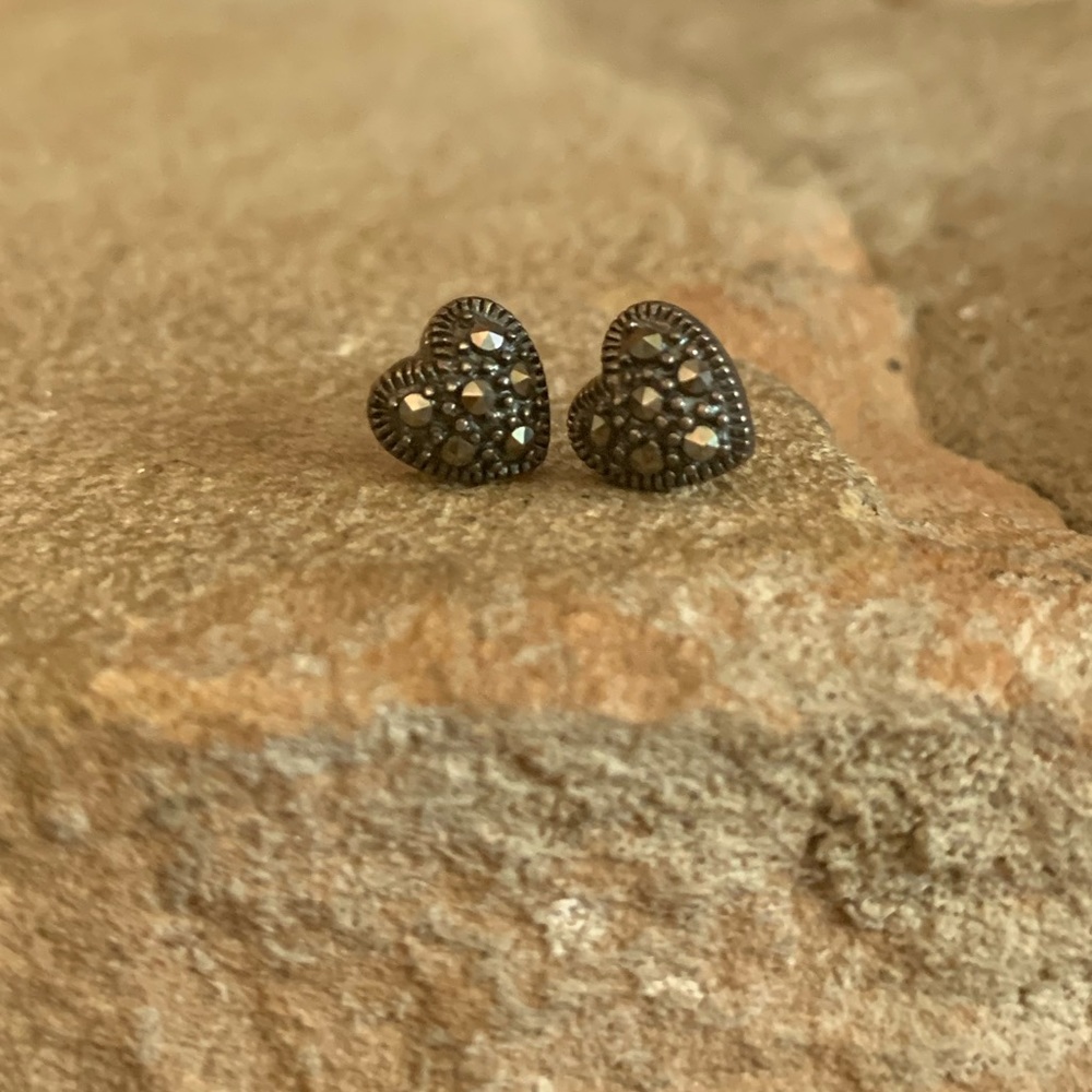 BOUTIQUE black stone heart earrings